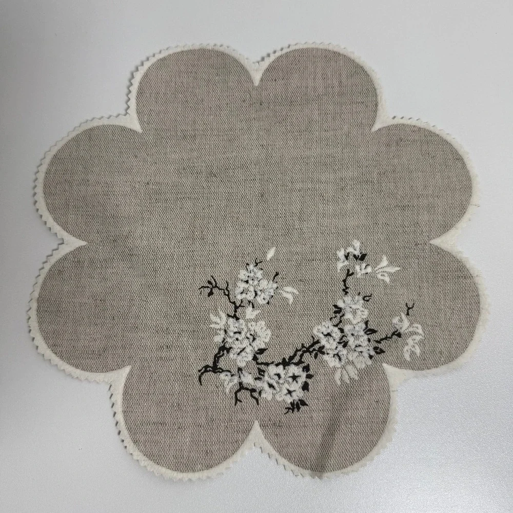Vintage Floral Embroidered Linen Placemats Set of 4 9.5in Beige Scalloped Edge‎
